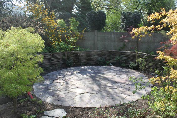 terrasse en pierre naturelles  + barrières en chataignier  à Mouscron 