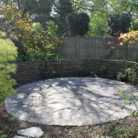 terrasse en pierre naturelles  + barrières en chataignier  à Mouscron 