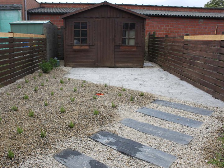 Après petit jardin de ville   terrasse plus plantation  à Mouscron