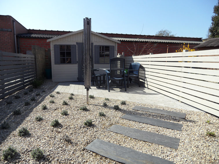 Après petit jardin de ville terrasse  et plantation  